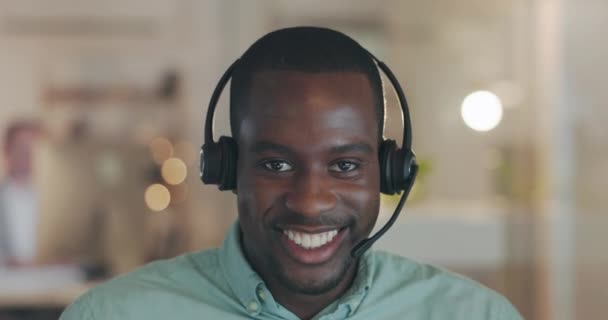 コールセンターの顔、専門的かつ幸せな黒人男性、コンサルタントまたはアドバイザーは、テレマーケティングコミュニケーションのための笑顔。技術サポート、カスタマーサービス、またはチャットについては、お問い合わせ、肖像画、アフリカの男性エージェント. - 映像、動画