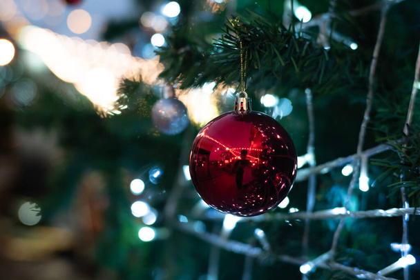 Karácsonyi baubles a luxus fenyőfa ág  - Fotó, kép
