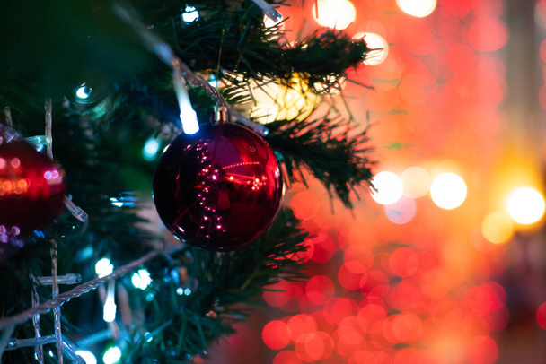Рождественские безделушки на роскошной сосновой ветке  - Фото, изображение
