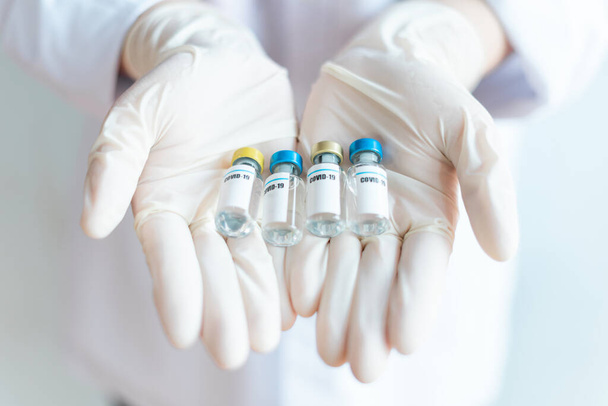 изображение ампул вакцины в руках медсестер - Фото, изображение