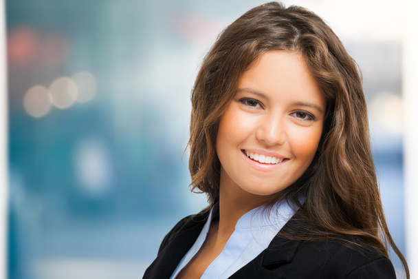 Молодая улыбающаяся деловая женщина
 - Фото, изображение