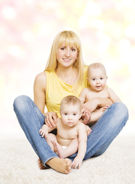Ritratto della famiglia del bambino della madre e dei gemelli, mamma con i bambini piccoli, genitore e capretti
 - Foto, immagini