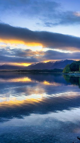 Hämmästyttävän eloisat auringonnousun värit Tekapo-järven yllä - Valokuva, kuva