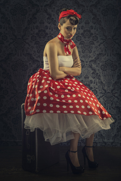 vrouw in rode polka dot jurk - Foto, afbeelding