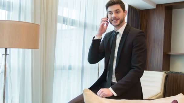 Young handsome men talking over phone - Video, Çekim