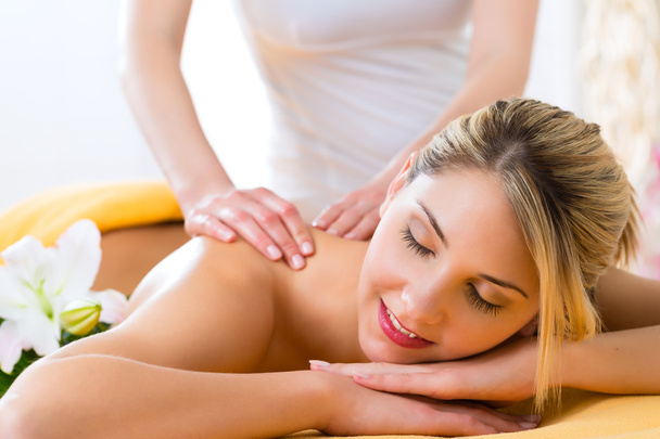 Mujer recibiendo masaje corporal
 - Foto, Imagen
