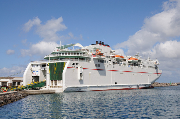 Ferry en el puerto. Islas Canarias Fuerteventura, España
 - Foto, Imagen