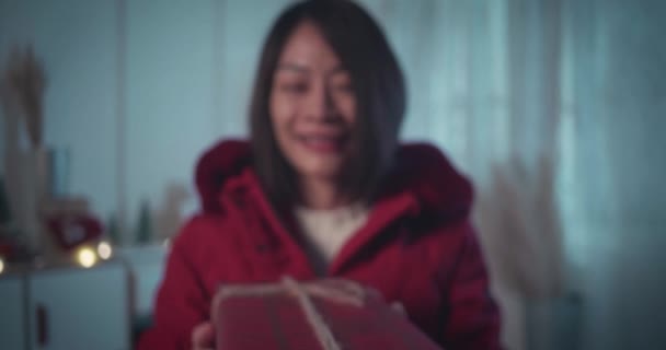 Houkutteleva nainen antaa uudenvuoden lahja kameralle - Materiaali, video