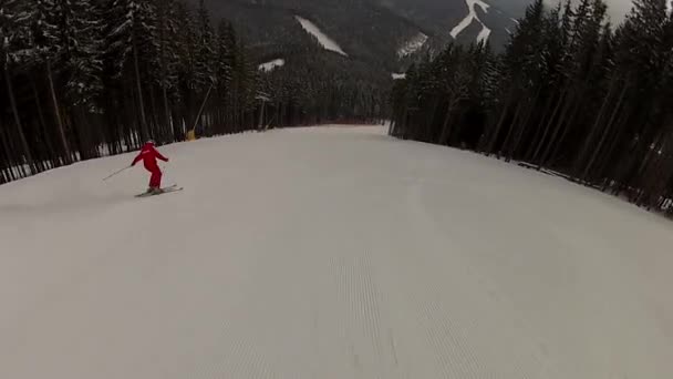 Skiër naar beneden de skipiste in Boekovel, Oekraïne - Video