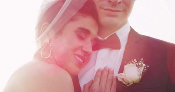 Esküvő, szerelem és ölelés pár a recepción romantika, házassági ceremónia és esemény. Menyasszony, vőlegény és támogatás a férfi és a nő ölelkezve a szabadban a boldogság, a jövő vagy az elkötelezettség együtt. - Felvétel, videó