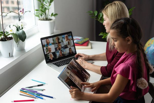 Família feliz mãe e criança filha usam computador portátil em casa fazendo videochamada. - Foto, Imagem