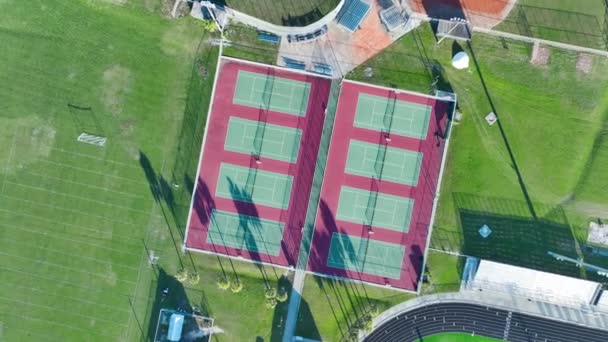 Новые стадионы для тенниса в сельской местности Флориды. Спортивная инфраструктура США. - Кадры, видео