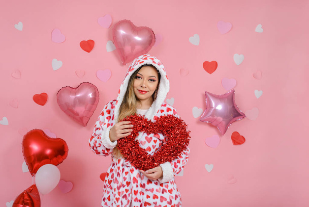 Porträt einer Frau mit einem roten Herz. Hintergrund zum Valentinstag. Liebeskonzept. - Foto, Bild