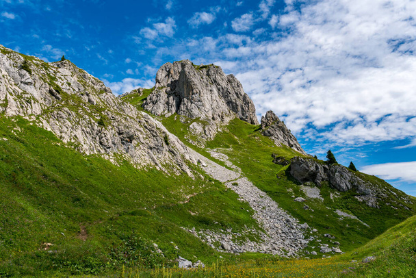 Traumhafte Wanderung zur Hochkuenzelspitze in Vorarlberg Österreich von Schroecken über die Biberacher Hütte - Foto, Bild