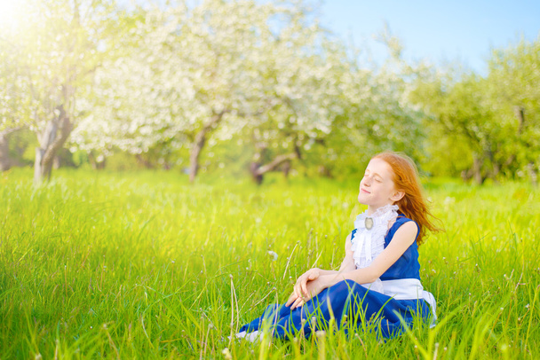 rudowłosa dziewczyna w słoneczny ogród - Zdjęcie, obraz