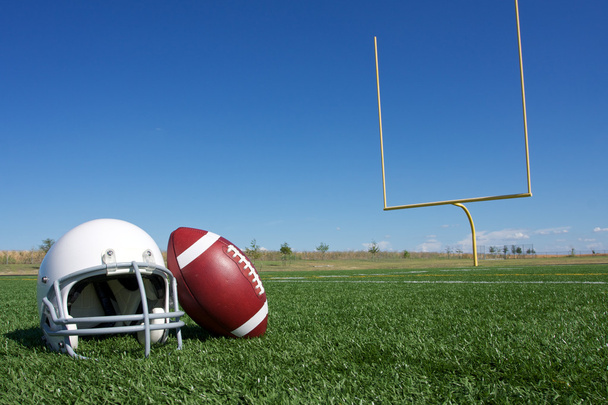 Футбол и шлем на поле
 - Фото, изображение