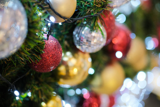 Joulukuusi pallo puu hämärtynyt bokeh abstrakti tausta kopioi tilaa hyvää joulua Hyvää uutta vuotta - Valokuva, kuva