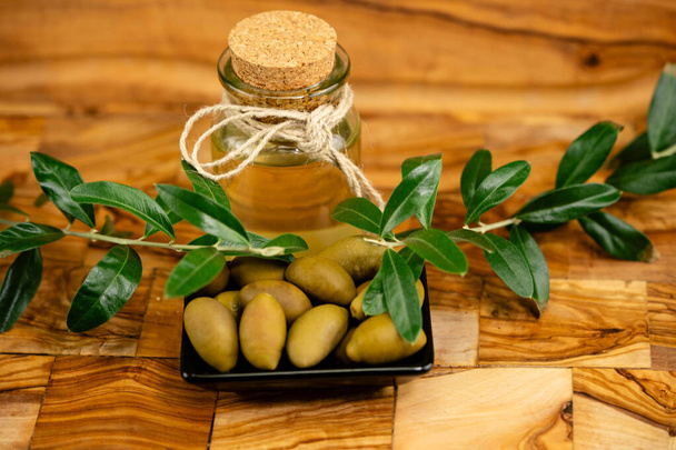 olio extra vergine di oliva spremuto a freddo su legno di ulivo - Foto, immagini