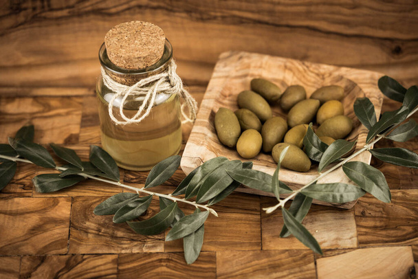 azeite virgem extra prensado a frio sobre madeira de oliveira - Foto, Imagem