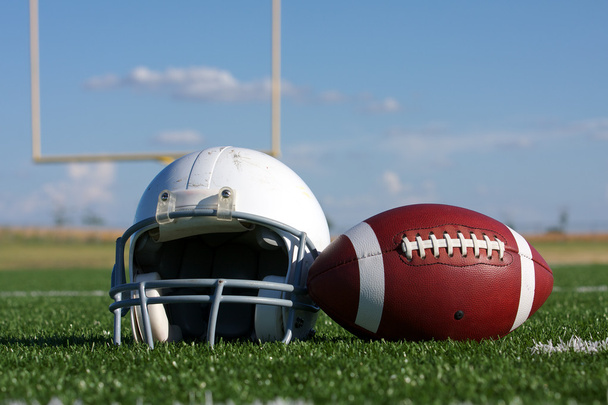 Американский футбол и шлем на поле
 - Фото, изображение