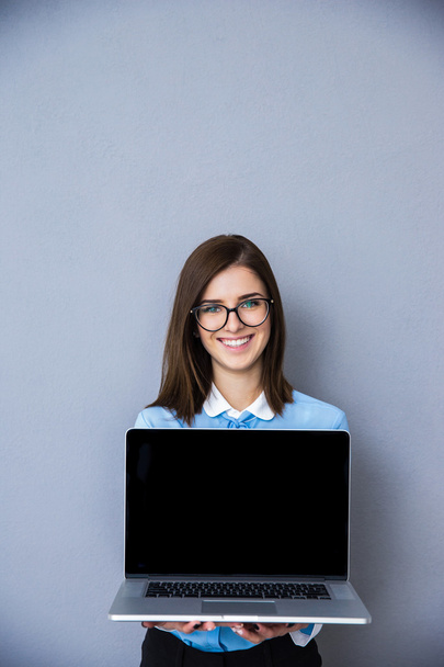 Smiling businesswoman showing blank laptop display - Foto, Imagem