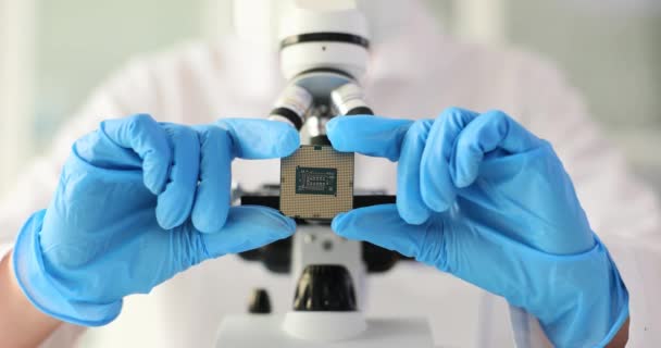 Hände halten einen Mikrochip und Ingenieur diagnostiziert Computerteile. Arbeiter überprüft Computerchip - Filmmaterial, Video