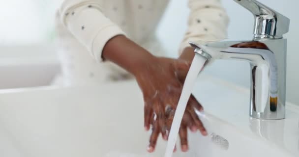 Гигиена, крупный план и девушка моет руки водой и мылом в ванной комнате своего дома. Здоровье, уход за собой и увеличение масштаба кожи ребенка для предотвращения микробов, бактерий или грязи - Кадры, видео