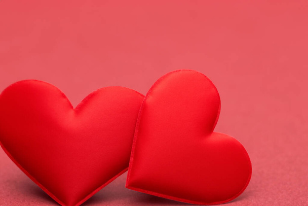 Valentýn. Červené srdce. 14. února. 2024. Šťastný Valentýn pozadí v červené barvě. 3D červená srdce na růžovém pozadí. Ve stylu papíru. Místo pro text. - Fotografie, Obrázek