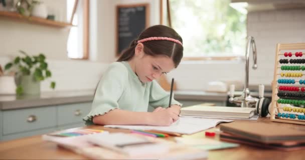Rajz, írás és lány gyermek házi feladatot egy otthoni asztalnál az oktatás és a tanulás. Fiatal iskolás gyerek vagy diák egy ceruzával matematikai vagy kreatív fejlesztési projekt tanulmány és abacus. - Felvétel, videó