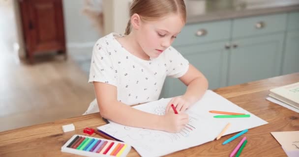Yaratıcı, bilgili ve evde eğitim ve çocukluk gelişimi için renkli çizimleri olan bir kız. Öğrencilerle eğlence, gelişme ve sanat. Okul için mutfak masasında dinleniyor.. - Video, Çekim
