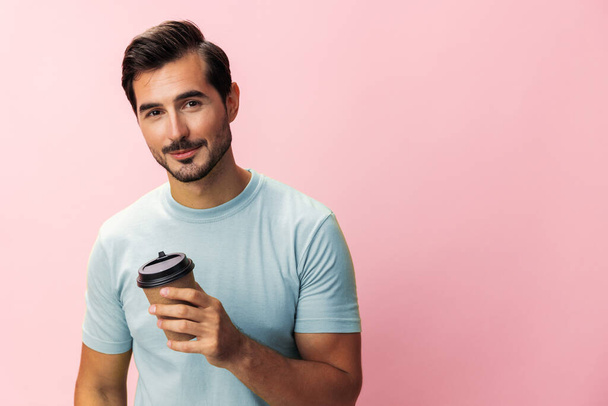 T-shirt man απομονωμένο τσάι χαμόγελο στούντιο χώρο καφέ hipster ενέργεια ζεστό ρόφημα κύπελλο ροζ χαρτί χαρούμενος φοιτητής μόδας αντίγραφο κούπα ύπνου - Φωτογραφία, εικόνα