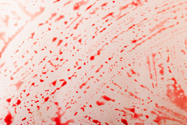 Beyaz arka planda kırmızı frenk üzümü suyu kan sıçramış gibi görünüyor.. - Fotoğraf, Görsel