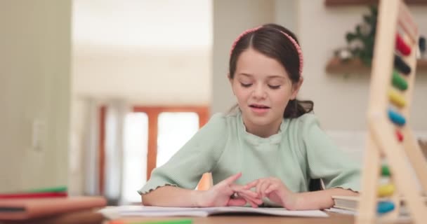 Gondolkodás, számolás és gyerek matek házi feladattal egy otthoni asztalnál az oktatás és a tanulás. Fiatal lány, iskolás gyerek vagy diák számolja kéznél a fejlődés, a válasz és a tudás írása közben könyv. - Felvétel, videó