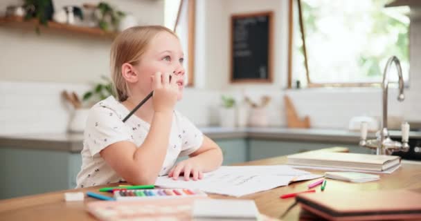 Tvůrčí, myslící a dívčí kreslí doma zápisník pro vývoj dětství se vzděláním. Umění, děti a učení s nápadem nebo praxí pro znalosti na kuchyňském stole pro dovednosti nebo barvy - Záběry, video