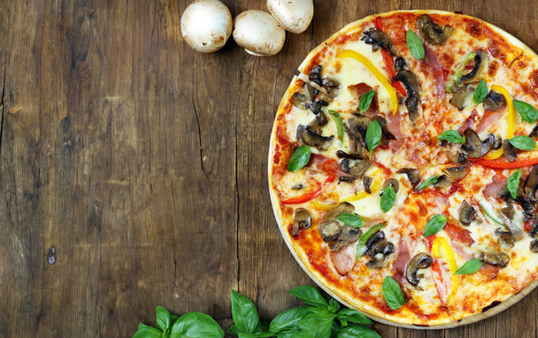 deliziosa pizza fresca con pomodori e basilico - Foto, immagini