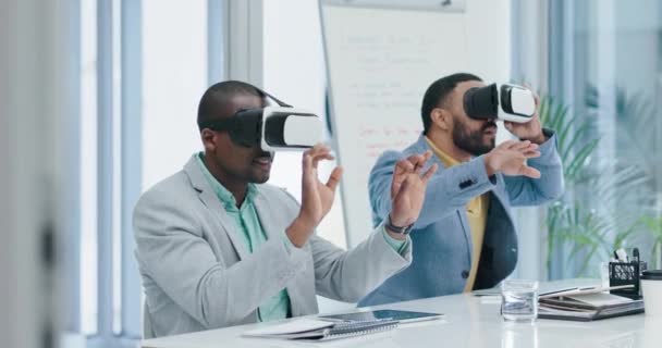 ソフトウェアテストレビューのための将来の技術を持つオフィスの仮想現実、 VRヘッドセットやビジネスの人々。メタバースの経験。サイバーデータベースのスタートアップ従業員の3Dイノベーションまたはデジタルチーム. - 映像、動画