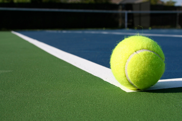 μπάλα του τένις στο γήπεδο - Φωτογραφία, εικόνα