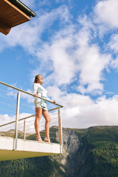Retrato de mulher bonita desfrutando de uma vista incrível da montanha na varanda - Foto, Imagem