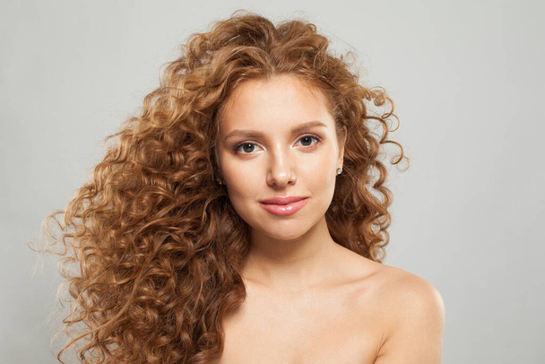 Glamoroso jovem mulher modelo de moda com maquiagem natural, pele clara e cabelo encaracolado penteado no fundo branco - Foto, Imagem