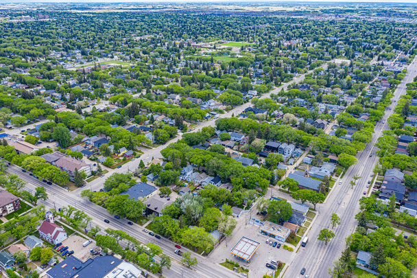Explorez le quartier pittoresque de Haultain à Saskatoon d'en haut. Cette image de drone capture ses rues charmantes, ses maisons confortables et son esprit communautaire dynamique, le tout sous le ciel étendu des Prairies.. - Photo, image