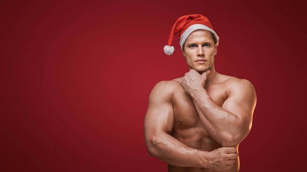 Przemyślany Mikołaj z silnym ciała rozważa fitness wakacje - Zdjęcie, obraz