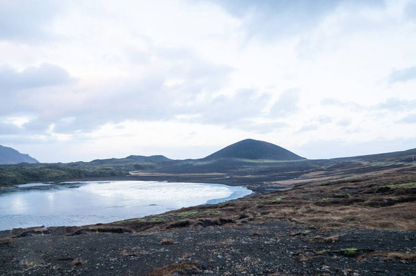 Landschaft des Lavafeldes Berserkjahraun in Island an einem bewölkten Tag - Foto, Bild