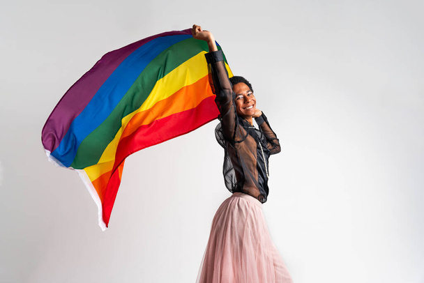 Sexo fluido hispânico latino negro homem posando em estúdio com roupas na moda, conceitos sobre LGBTQ, sem gênero e diversidade - Foto, Imagem
