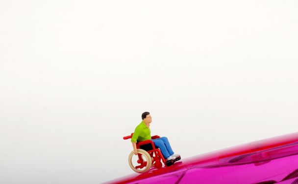 Miniatűr a kerekesszék fogyatékkal élő ember - Fotó, kép