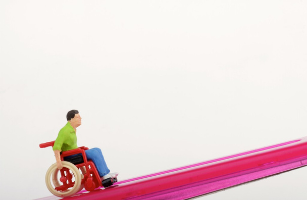 車椅子の障害者男のミニチュア - 写真・画像
