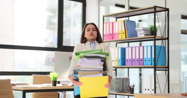 Uitgeputte zakenvrouw werken met veel onvoltooide documenten van het werk rapport bestanden in het kantoor. Overwerkte stagiair en overwerk - Video