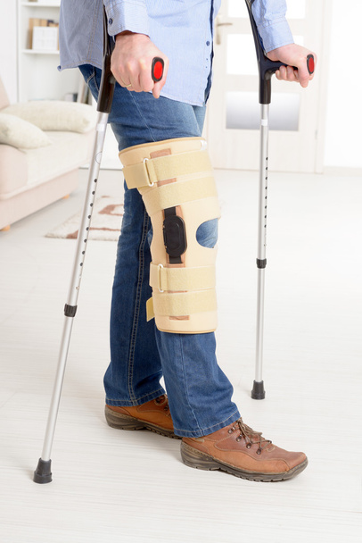 Mann mit Bein im Kniekäfig - Foto, Bild