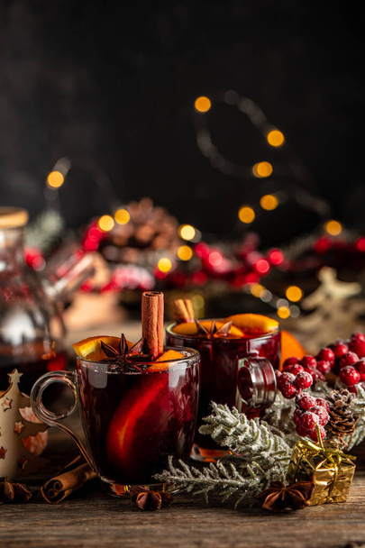 глинтвейн со специями, горячий согревающий напиток, традиционный горячий напиток на Рождество, - Фото, изображение