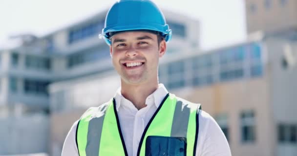 Bouw, glimlach en gezicht van de mens in de stad voor bouwinspectie, ruimtelijke ordening en civiele techniek. Portret van mannelijke architect, gelukkige aannemer en projectmanager voor vastgoedontwikkeling. - Video