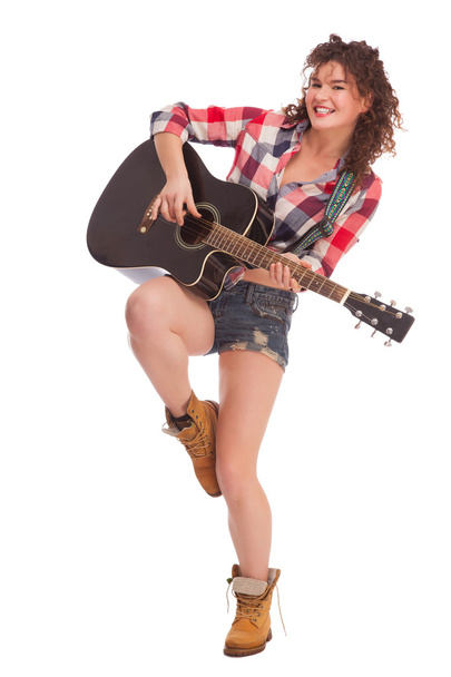 Mladá žena hudebník s kytarou - Fotografie, Obrázek